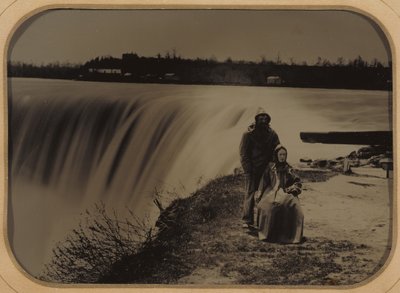 Coppia alle Cascate del Niagara con Impermeabili da Henry Hollister